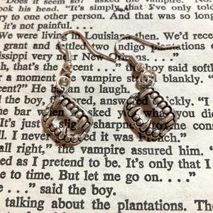 Vampyr Örhängen - Handgjorda Örhängen med Vampyr Tänder! Vanliga frimärken går på 13kr. Se sista bild för allmän info ❤️