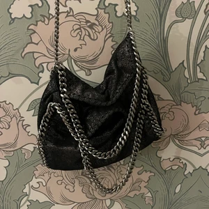 Stella väska  - Säljer nu min fina stella väska i svart då jag köpt en annan, bra skick💕 