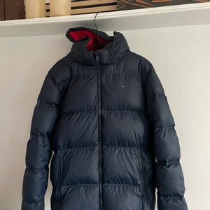 Jacka - Hej! Säljer nu en Tommy Hilfiger jacka i storlek 176 som är väl använd