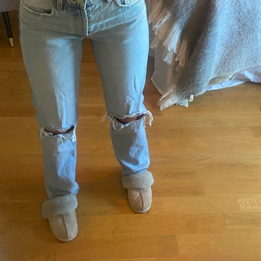 Mid Rise jeans från zara! Mycke bra skick. Skriv privat om du har några frågor💗. Jeans & Byxor.