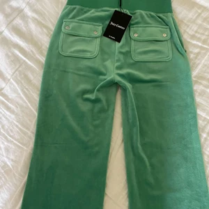 HELT nya juicy byxor! - Helt nya juicy byxor i färgen grön, köpte dom på en juicy affär! Säljer pågrund av att jag ångrar färgen, dom är storlek XS och är endast testade, kontakta om fråger💗 kommer lägga budgivning om många är intresserade💗