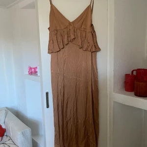 Satinklänning H&M - Superfin satinliknande klänning från H&M!! Kommer dessvärre inte till användning då den är för stor för mig😊  Storlek 44 men passar 40/42!  Storlek 44   !Sista bilden är lånad!