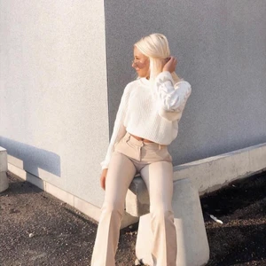 Kostymbyxor Design by Si - Säljer dessa ljusbeiga kostymbyxorna från Design by Si. Storlek xxs och short length, passar för någon runt 160-165 cm. Kan skicka fler bilder om det önskas! Priset är förhandlingsbart💕