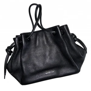 Michael Kors läderväska nyskick - Ovanlig modell Michael Kors. Storlek ca 61x30x10 cm. Kommer med dustbag. Knappt använd, inga spår av slitage eller liknande. Nypris ca 4000kr.