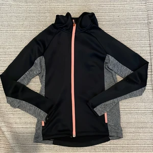 tränings tröja - En sport tröja i stel 10-12 y (passar större!) Bbl jacka vibes, bra skick  ⚠️GRATIS FRAKT!⚠️