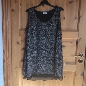 Tunn, lite längre linnetunika - Dubbelt tyg, i stl 42  Frakt ingår