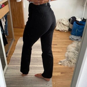 Kostymbyxor  - Säljer dessa snygga kostymbyxor från Vero Moda! Storlek 38, men passar mig som vanligtvis har 34/36! (Har även själv sytt ett extra hål för att kunna ha ett smalare läge i midjan) pris går att diskutera🥰🫶🏼 