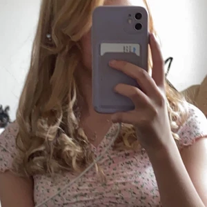 Blomning tröja - Säljer en blomning kort tröja pga att den är för liten! Betalningen går via Swish men du står för frakten. 10-20kr + frakt