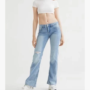 Low Waisted Hm jeans  - Säljer dessa populära hm bootcut jeans. Säljer pga av att jag inte känner att dom passar mig helt enkelt. Har sprättat upp jeansen där nere då dom var för korta för mig först men inget man märker av tycker inte jag! Aldrig använda utan bara testade!