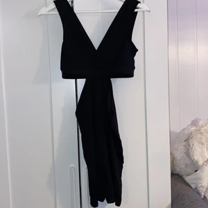 Playsuit - Liten playsuit/jumpsuit med hål på sidorna säljes pga aldrig använt den, bara testat. Storlek S