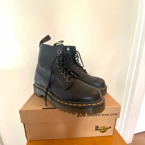 Dr. Martens - Säljer dessa snygga kängor som jag använt 2 ggr. 