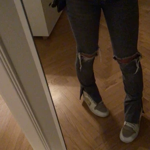 Zara jeans - Säljer dessa coola jeans från zara med hål och slits💞 Jeansen är sin nya och använda Max 8 ggr! Storlek 34, passar mig bra som är 163! De är insydda längst ner men det går säkert att ta ut!💘 