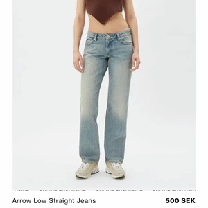 Weekday arrow jeans - De populära lågmidjade arrow jeans säljer jag helt nya eftersom att de var för stora för mig. Helt slutsålda på hemsidan så kan inte heller byta strlk. Kontakta vid intresse 