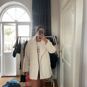 Fluffig kappa - Världens skönaste kappa perfekt nu till hösten! Jag är 170cm såser ni var den slutar på mig. Storlek XS men passar mig som är en S ibland M! 