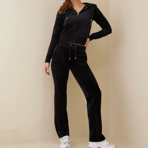 Svarta juicy couture byxor - Svarta, som nya. Mjukt material💕 kom privat för lite egna bilder, vid högt intresse blir det budgivning❤️