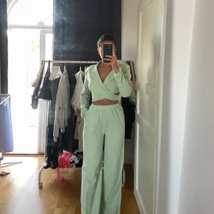 Grönt set!  - Säljer ett av mina favorit set men vill först se om det finns något intresse! Säljer enbart hela setet tillsammans för 350kr eller ledande bud! Byxor:36 topp:38