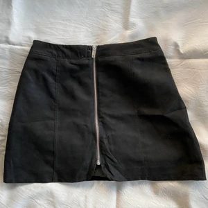 Svart mocka kjol - Söt svart kjol från hm i mocka. Dragkedja på mittens framsida som går att öppna. I storlek 38🌻