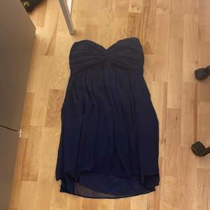 En kortare klänning i marinblå.