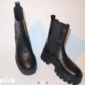 Svarta boots perfekta till vintern köpt för 800kr och aldrig använda för att d är för stora…