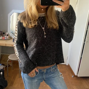 Stickad tröja med nitar - Stickad tröja med nitar på ärmarna. Går att få paketpris vid köp av fyra eller fler plagg, frakt ingår inte 