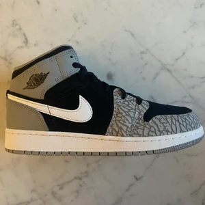 Air Jordan 1  - Säljer dessa helt nya Air Jordan 1s mid (elephant print), äkta givetvis. Storlek 39. Skitsnygga inför hösten 🙏🏼 röda skosnören medföljer! Budgivning!!! Säljer endast vid bra bud.