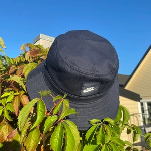 Nike buckethat - En nike buckethat i så gott som ny skick (9/10). Bara använd några få gånger.               (Kolla gärna på mina andra annonser (vi köp av flera varor så kan ett bättre pris diskuteras))