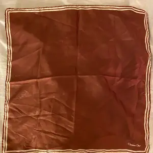 Vintage Dior scarf i 100% silk. Bra skick endast små stretchmärken enligt bild nr1.  Fri frakt. 