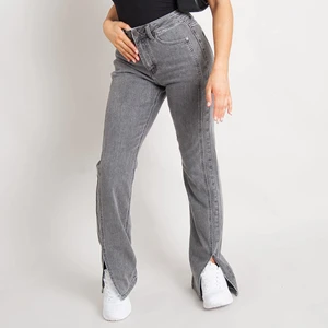 Grå jeans med slits  - Jag säljer nu mina snygga grå Jeans från JFR i storlek S/36. De har en slits och cool ”sömdetalj” längs benen. Fickor fram och bak. Säljes pågrund av att de inte kommer till användning. Nypris 499kr. Kontakta mig för fler bilder. Köparen står för frakten!