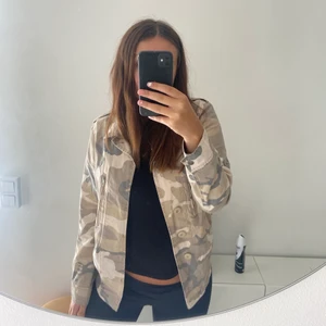JACKA - Säljer min snygga militärjacka då jag ej använder den längre, skicket är jättebra och inga anmärkningar. Pm för fler bilder eller frågor🫶🏼