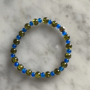 Armband - Snyggt armband med glaspärlor i färgen blå och grön⚡️⚡️⚡️