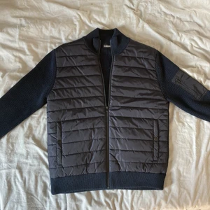 J.Lindeberg cardigan combo jacka - Säljer min cardigan jacka från J.Lindeberg storlek M, fint skick och perfekt för hösten  Nypris: 2200, skriv om ni har några fler frågor eller funderingar🙌😅