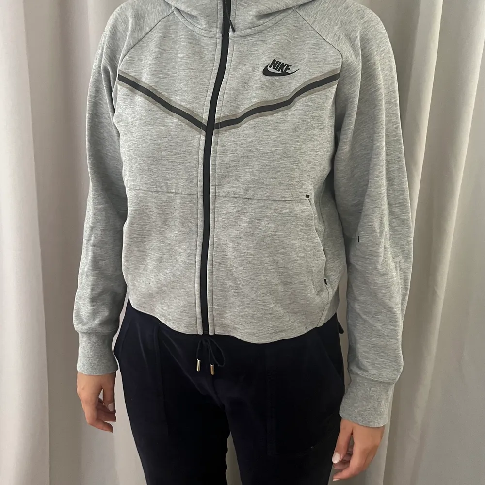 Jag säljer min Nike Sportswear Tech Fleece tröja i storlek S dam-modell.  Tröjan är i fint skick då den endast är använd ett fåtal gånger. Nypris 1349kr  Säljer den för 800kr. Hoodies.