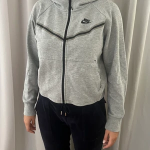 Nike tröja  - Jag säljer min Nike Sportswear Tech Fleece tröja i storlek S dam-modell.  Tröjan är i fint skick då den endast är använd ett fåtal gånger. Nypris 1349kr  Säljer den för 800kr