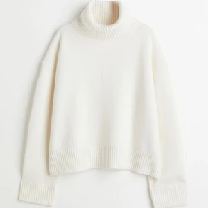 Tröja  - Suuper fin polotröja från HM som är slutsåld, använd Max 5ggr🥰 sitter bra på mig som är en S