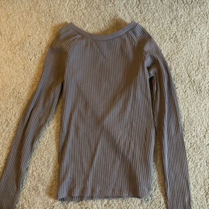 Lila långärmad  - Säljer fin lila långärmad! Funkar som underställ men också som vardagströja! 