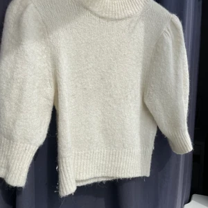 Stickad tröja - Fin stickad tröja från & other stories i bra skick, kommer aldrig till användning. Storlek xs💓