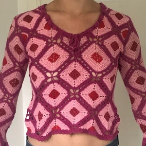 Virkad söt top - Färgglad virkad top fyndad second hand. Intressekoll för budgivning!