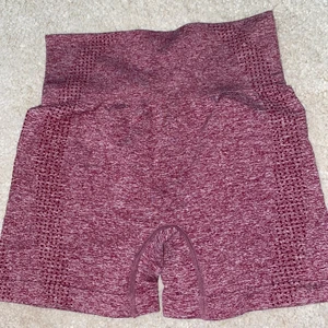 Röda träningshorts - Ett par röda träningsshorts från SHEIN❤️ Liknar vital seamless shortsen från gymshark och är förvånansvärt sköna och snygga på. Är i storlek M men skulle säga att de är mer som S.  Högmidjade och väldigt najs material trots att de kommer från Shein!