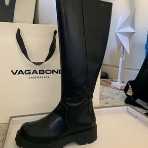 Vagabond stövlar strl 38 - Läderboots/stövlar strl 38. Endast använda en gång. Originalpris 2000 kr. Pris kan diskuteras.