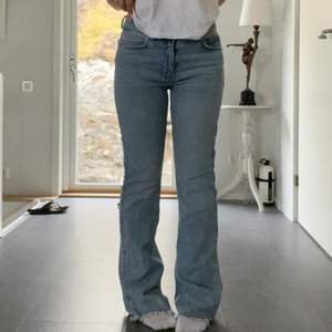 Assnygga ljusblå midrise jeans som sitter superbra. Inga defekter. Midjemått: ca 38 cm Innerbensmått: ca 85 cm Jag är 163