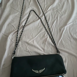 Zadig väska  - Säljer nu min favorit väska från Zadig💕då den inte kommer till användning lika ofta,långt band och kort band kommer med även dust  bag💗köparen står för frakten,det är många intresserade just nu så om ni vill köpa så är det bara att buda 