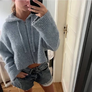 Blå stickad kofta zara - En blå stickad kofta ifrån zara. Nyskick och den sticks inte när du har på den, perfekt nu till hösten🫶🏼🍂🍁 (inte säker på att frakten kostar 66kr) ⚠️inte mina bilder⚠️