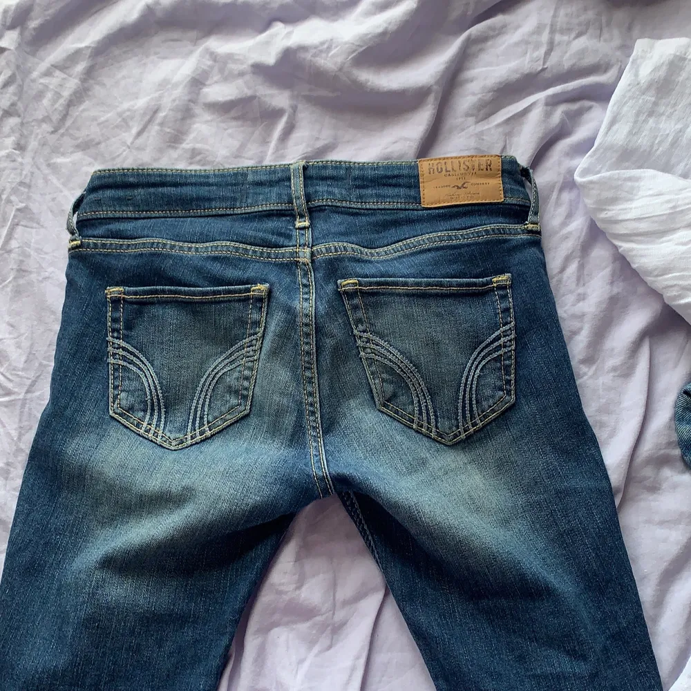 Låg midjade jeans ifrån Hollister i storlek w24 L31.. Jeans & Byxor.