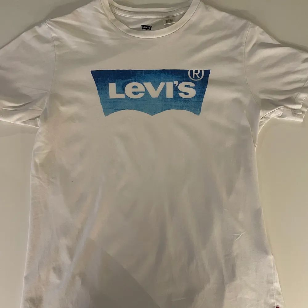 Levis T-shirt till salu. Skicket på plagget är 9/10. Den är i storlek S. Hör av dig vid frågor! Mvh Vestiario Sweden.. T-shirts.