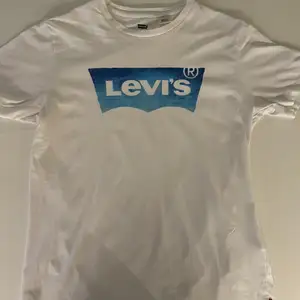 Levis T-shirt till salu. Skicket på plagget är 9/10. Den är i storlek S. Hör av dig vid frågor! Mvh Vestiario Sweden.