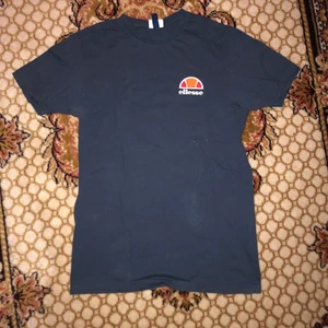 Ellesse t-shirt  - Mörkblå ellesse tee. Skicket är 8/10 inga skador vad jag vet. OBS OBS OBS Den är size xs men passar mer som lång size S. Samfraktar såklart, kan också mötas upp i Stockholm. Är också öppen för byten. Kolla gärna mina andra annonser om du gillar denna. 