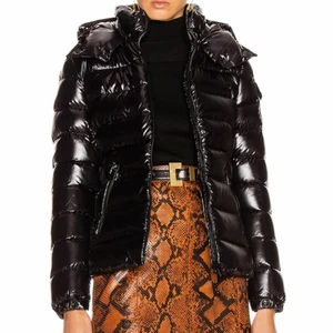 Moncler ”Giubotto bady jacket” - Sparsamt använd Monclerjacka 😄 Hänget har dessvärre lossnat från ena sidan (bild 3) men utöver detta finns inget att påpeka 😊 Den är självklart äkta men då den är köpt 2016 finns inte kvitto kvar. Det som finns är en QR-kod samt nummer på jackan.