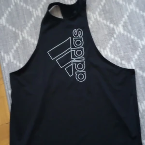 Adidas tränings linne  - Med boxar rygg, större modell. 