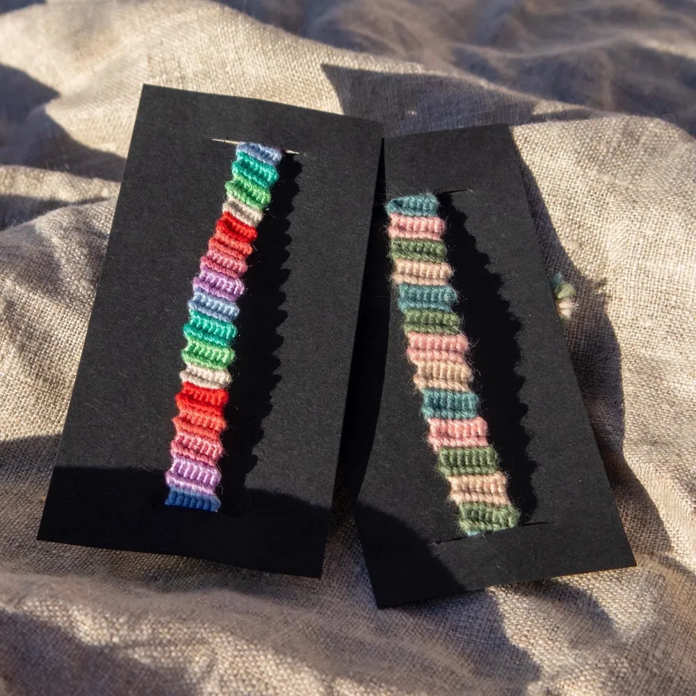 Säjer handgjorda flätade friendship bracelets på min instagram @atla_knots Allt som visas säljs och det går även att beställa om man vill ha speciell färg/mönster. (Säljer endast via instagram än så länge) <3. Accessoarer.