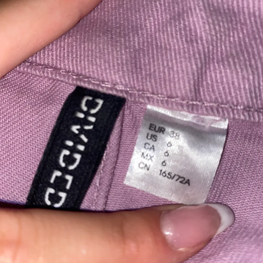 säljer min systers rosa jeans som hon köpte men använde typ en gång. De är från hm i storlek 38 och är i väldigt bra skick. Jeans & Byxor.